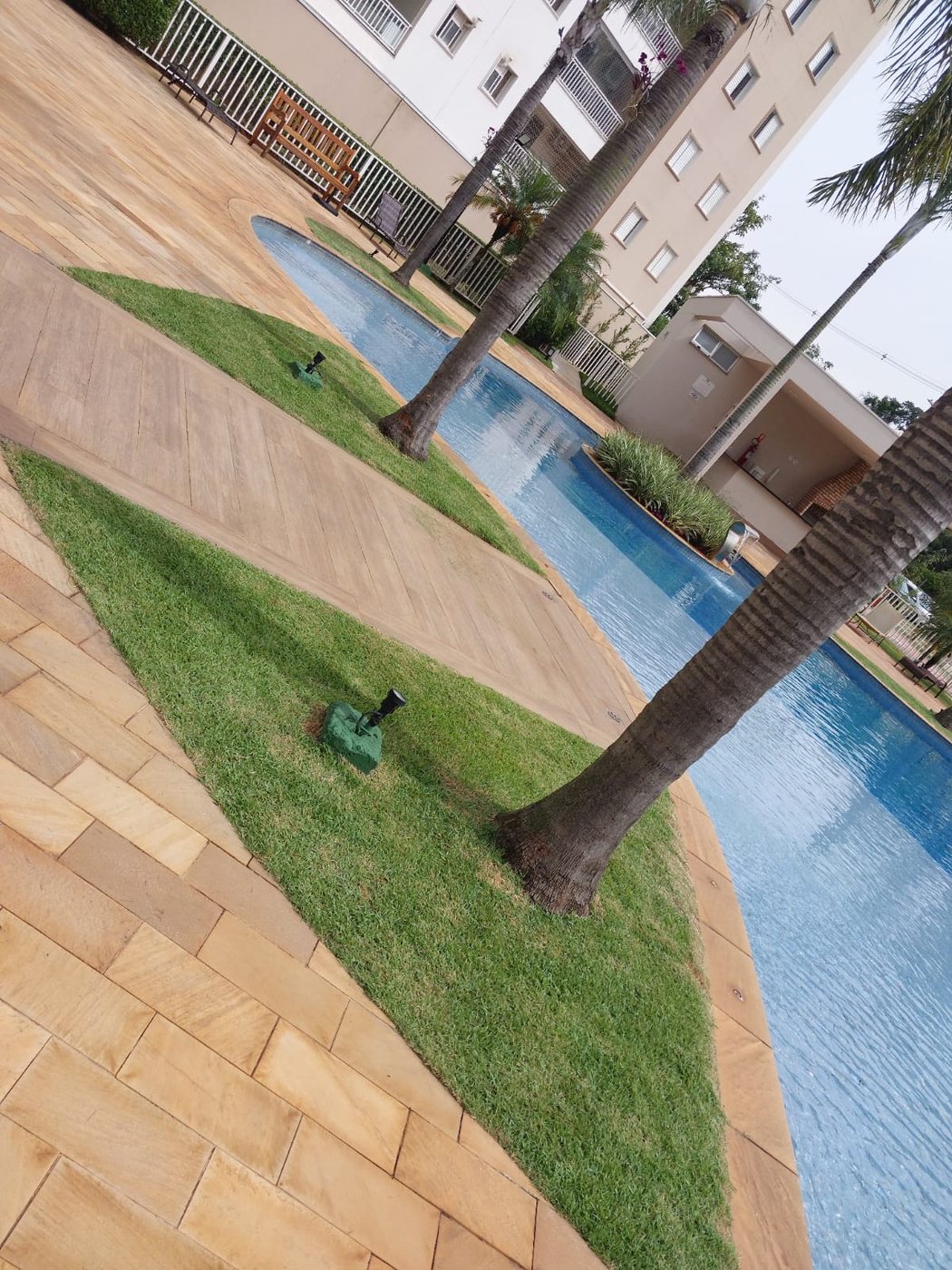 Jardinagem em área de piscina